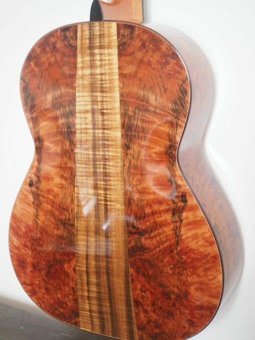 Guitare classique de concert du luthier John Price - australie - table en cèdre et dos et éclisses en bois de myrte, barrage lattice. sonorité puissante