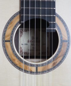 Paul sheridan guitare classique luthier lattice. Disponible sur le site www.guitare-classique-concertfr