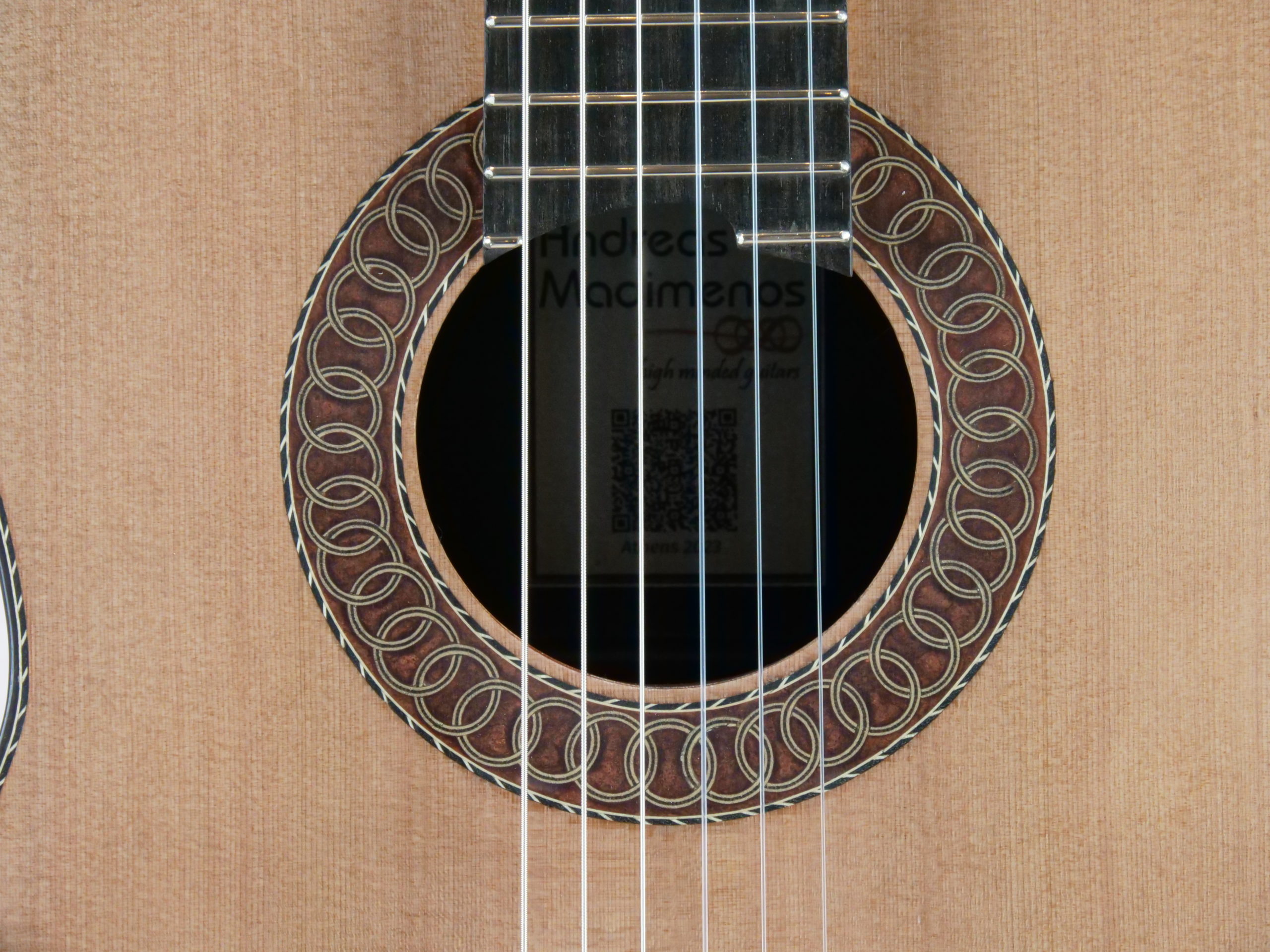Guitare déco en bois sculpté - Macadames