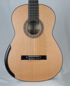 Guitare classique luthier Kim Lissarrague www.guitare-classique-concert.fr