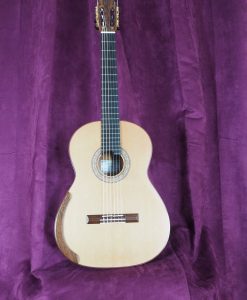 Guitare classique de concert du luthier John Price - australie - table en cèdre et dos et éclisses en bois de myrte, barrage lattice. sonorité puissante