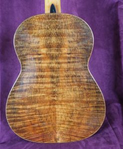 guitare classique de concert du luthier John Price - australie - table en cèdre et dos et éclisses en bois de myrte, barrage lattice. sonorité puissante