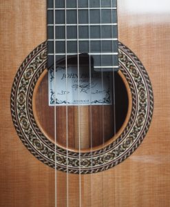 Guitare classique de concert du luthier John Price - Australie - table en cèdre et dos et éclisses en palissandre sud-américain, barrage lattice. sonorité puissante