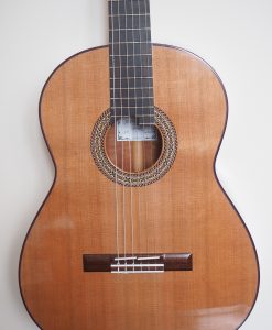 Guitare classique de concert du luthier John Price - australie - table en cèdre et dos et éclisses en bois de myrte, barrage lattice. sonorité puissante