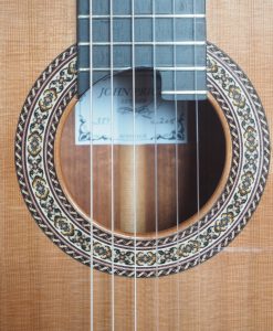 Guitare classique de concert du luthier John Price - australie - table en cèdre et dos et éclisses en bois de myrte, barrage lattice. sonorité puissante